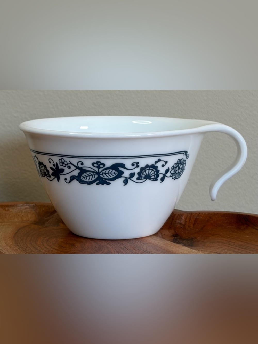 Corelle’s Old Town Blue Onion Hook Handle Cup - Picture 4 of 10